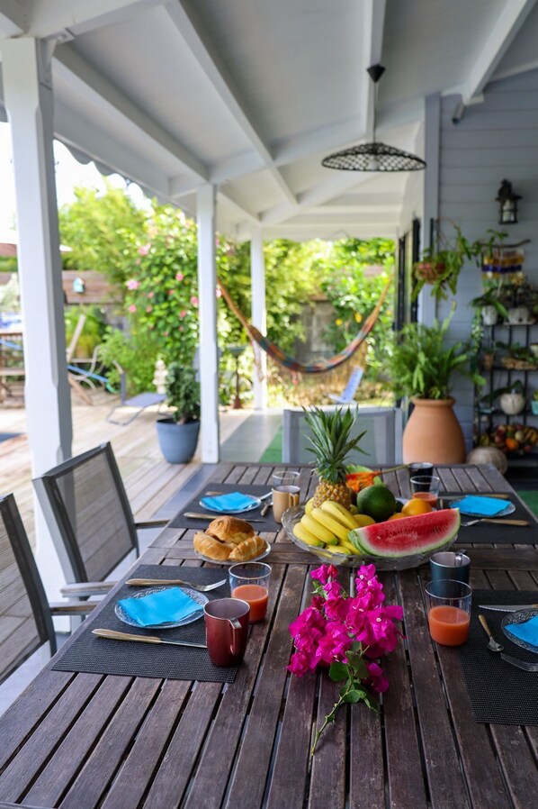 Outdoor dining - Villa 2 parental suites private swimming pool wooded garden 9 mn from Raisins Clairs (Saint-François)