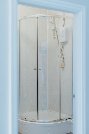 Habitació doble, amb bany privat | Bany | Dutxa, articles de tocador gratuïts, assecador de cabells i tovalloles