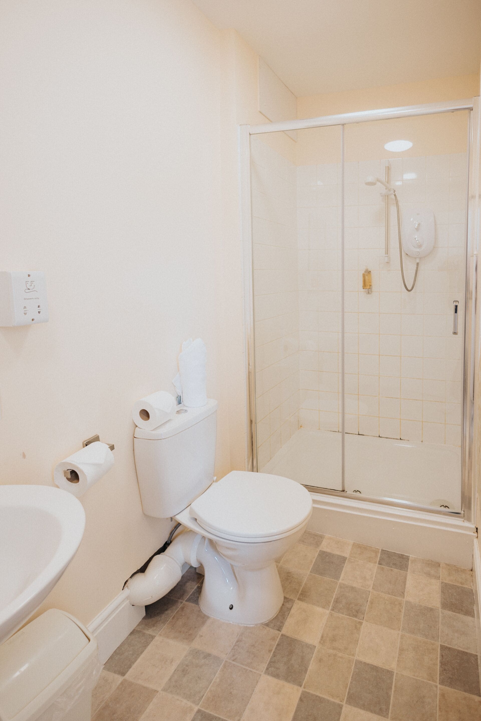 Dusch, gratis toalettartiklar, hårtork och handdukar