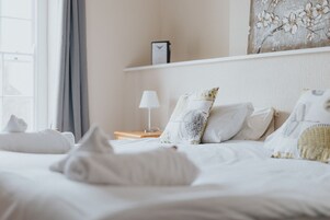 Habitación con 2 camas individuales, baño privado | Escritorio y wifi gratis