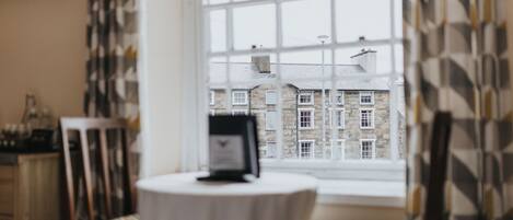 Una scrivania, Wi-Fi gratuito