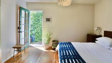 3 bedrooms, desk, iron/ironing board, travel crib