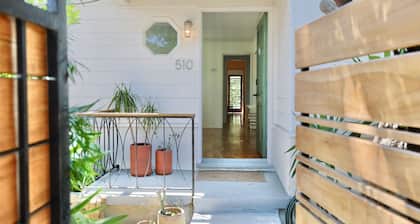 Fully remodeled charming 2Bed+ 2Bath Bungalow in iconic Venice Beach.