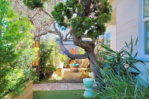 Fully remodeled charming 2Bed+ 2Bath Bungalow in iconic Venice Beach.