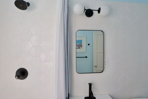 Dusch, hårtork, bidé och handdukar