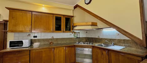 Refrigerador, microondas, parrilla de estufa y cafetera y tetera