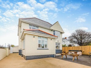 Outdoor dining - 4 bedroom accommodation in Borth Aberystwyth (Borth Aberystwyth)