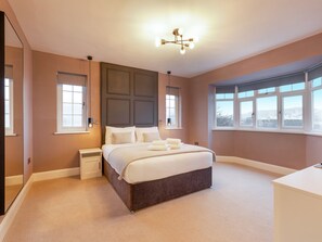 4 bedrooms, free WiFi, bed sheets