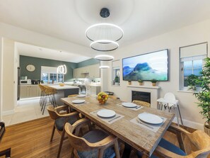 Dining - 4 bedroom accommodation in Borth Aberystwyth (Borth Aberystwyth)