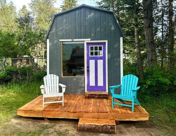 Terrace/patio - Delightful cabin in Hungry Horse on River with Mountain View’s (Hungry Horse)