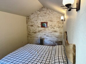 1 bedroom, bed sheets - Delightful cabin in Hungry Horse on River with Mountain View’s (Hungry Horse)