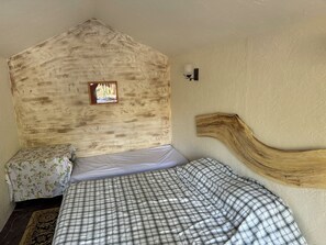 1 bedroom, bed sheets - Delightful cabin in Hungry Horse on River with Mountain View’s (Hungry Horse)