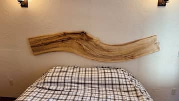 1 bedroom, bed sheets