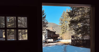 Delightful cabin in Hungry Horse on River with Mountain View’s