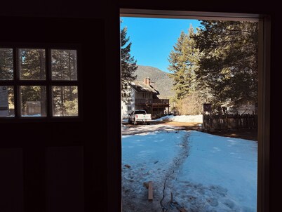 Delightful cabin in Hungry Horse on River with Mountain View’s