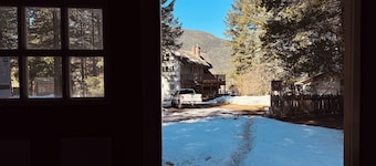 Delightful cabin in Hungry Horse on River with Mountain View’s