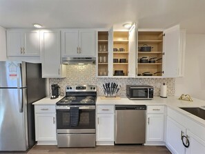 Een koelkast, een magnetron, een oven, een kookplaat