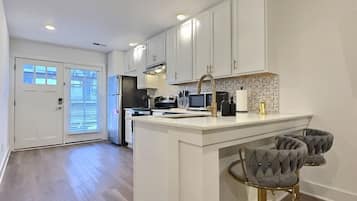 Een koelkast, een magnetron, een oven, een kookplaat