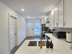 Een koelkast, een magnetron, een oven, een kookplaat