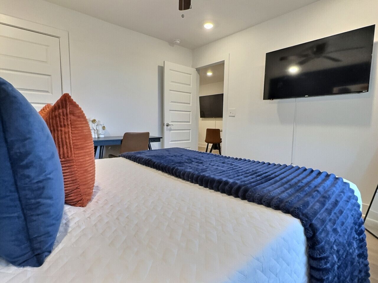 2 slaapkamers, een bureau, een strijkplank/strijkijzer, gratis wifi