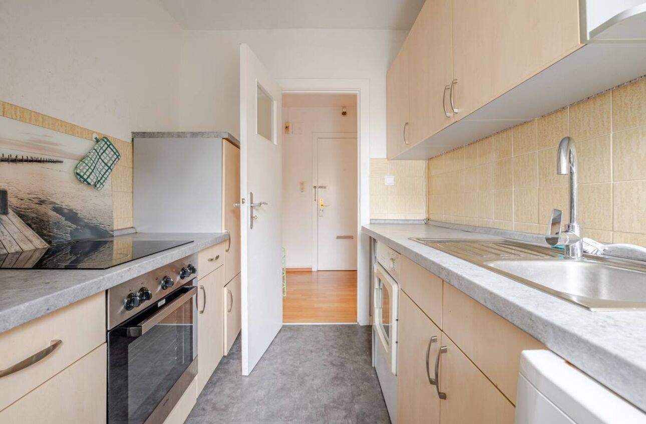 Een koelkast, een oven, een kookplaat, een waterkoker