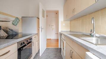 Kühlschrank, Ofen, Herdplatte, Wasserkocher