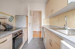 Kjøleskap, ovn, kokeplater og vannkoker