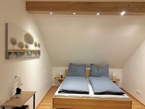 2 dormitorios, escritorio, tabla de planchar con plancha y cuna de viaje