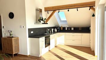 Fridge, oven, stovetop, dishwasher