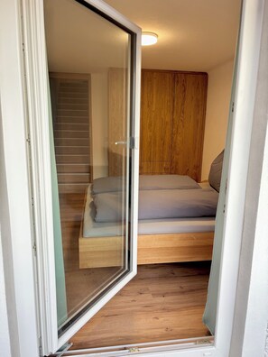 2 Schlafzimmer, Schreibtisch, Bügeleisen/Bügelbrett, Reisekinderbett