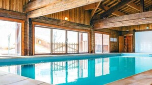 Un intérieur en bois avec une piscine.