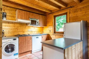 Jääkaappi, mikroaaltouuni, liesi, astianpesukone