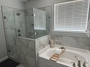 Hair dryer, towels, soap, toilet paper - Master's Tournament Rental House (Grovetown)