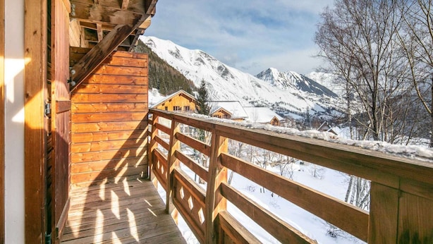 A wooden balcony with a view of snow-covered mountains and houses. - Les Grizzlis N°27 - 2P6C (Saint-Sorlin-d´Arves)