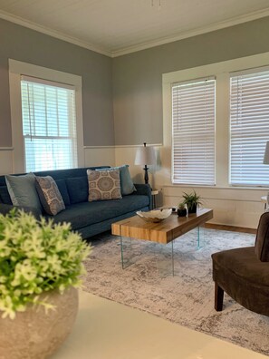 Smart TV - Cozy 2 BR Cottage with Inviting Sunroom, Spacious Yard and Ultimate Comfort (Kyle)