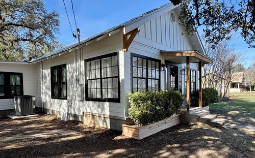 Cozy 2 BR Cottage with Inviting Sunroom, Spacious Yard and Ultimate Comfort