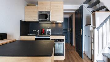 Een koelkast, een microgolfoven, een kookplaat, een vaatwasser