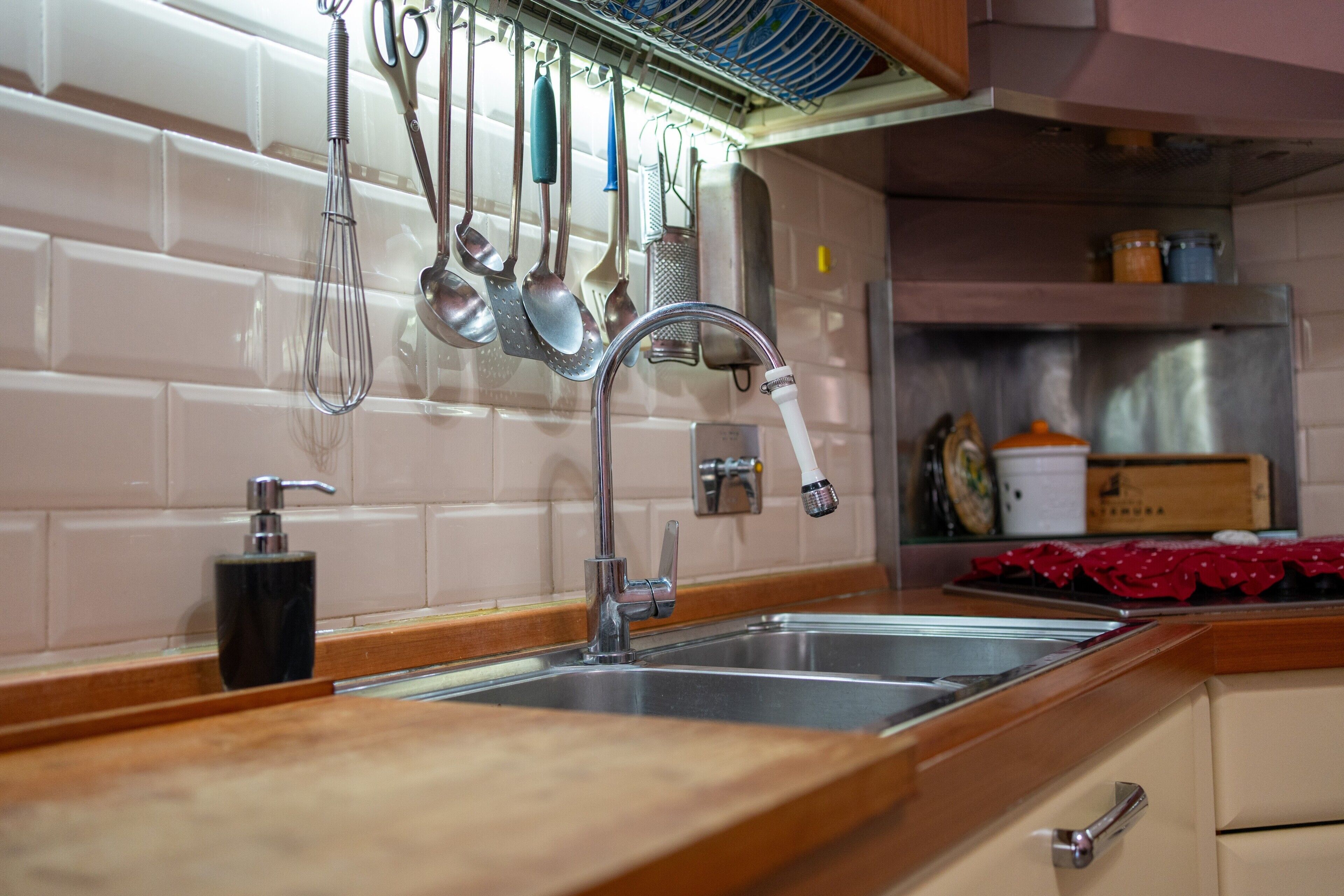 Kylskåp, mikrovågsugn, ugn och spishäll