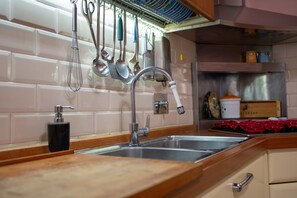 Fridge, microwave, oven, stovetop - Holiday Home 'Il Piccolo Rifugio' with Private Pool, Garden and Wi-Fi (Figline Valdarno)