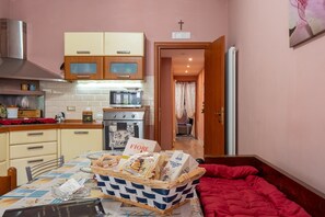 Fridge, microwave, oven, stovetop - Holiday Home 'Il Piccolo Rifugio' with Private Pool, Garden and Wi-Fi (Figline Valdarno)