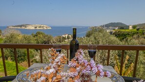 Outdoor dining - 70 m2 apartment located 200 meters from the sea,offering a magnificent view (Izmir)