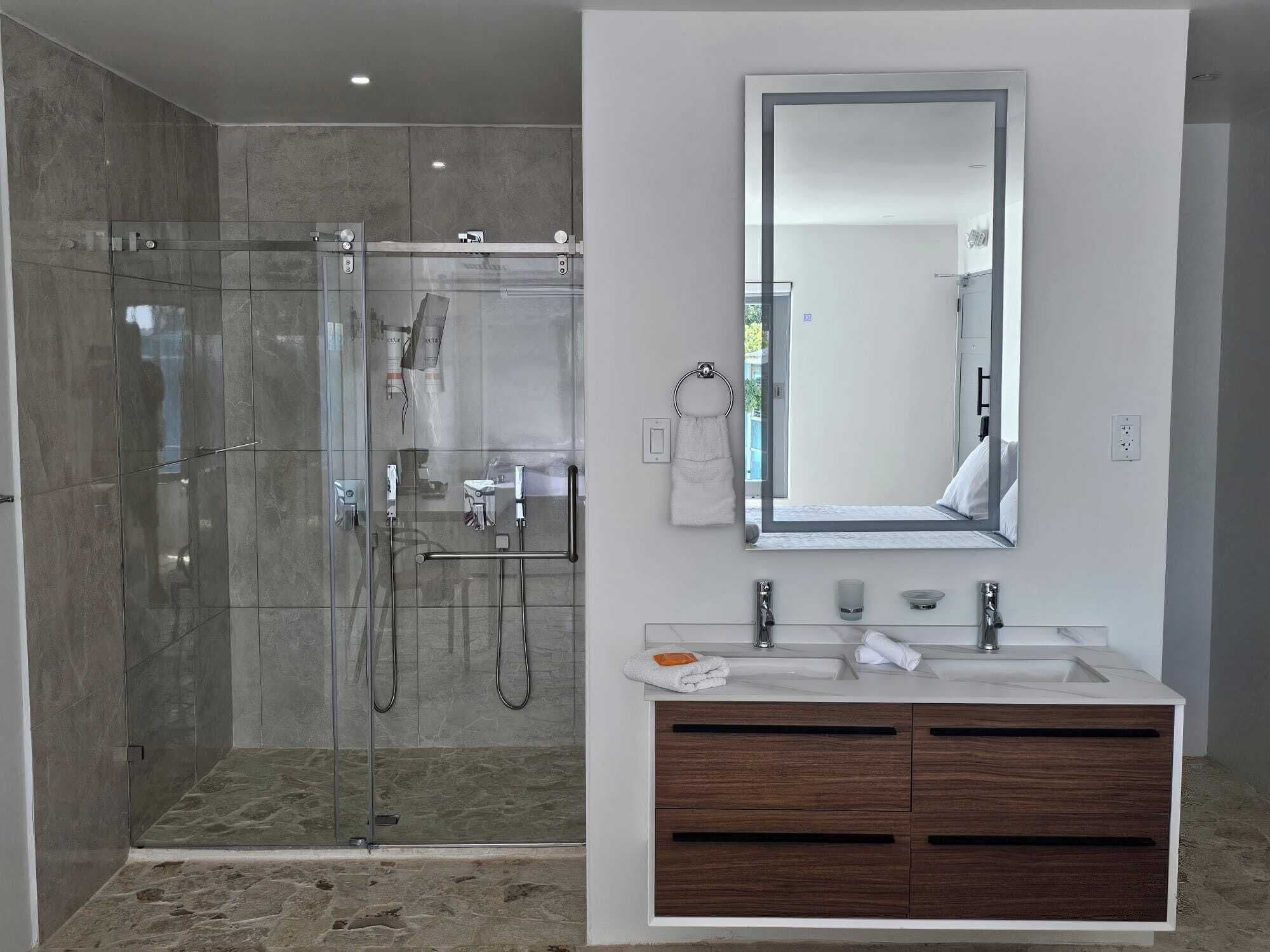 Deluxe Apartment, Ocean View | Bathroom | Free toiletries, towels, soap, shampoo