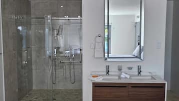 Appartement Deluxe, vue océan | Salle de bain | Articles de toilette gratuits, serviettes fournies, savon, shampoing