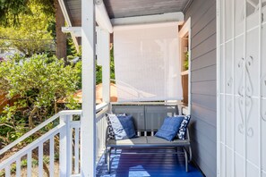 Property grounds - 7 Min Walk to Light Rail - Direct to Stadiums, Downtown, or Bellevue, Redmond (Seattle)