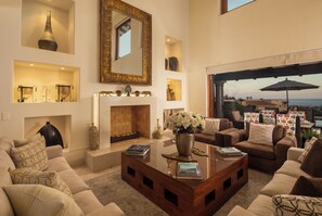 Smart TV, books, stereo, computer monitors - Luxe Contemporary Villa Punta Ballena Esperanza Access•Butler•Spa•Picklebll•Pool (Cabo San Lucas)