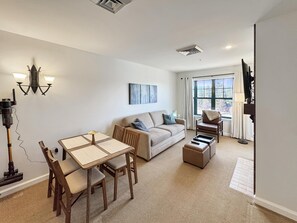 Smart-TV, Kamin, Tischfußball, Tischtennisplatte