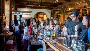 Un área de bar con vigas de madera, una barra y varias herramientas.