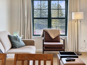 Smart-TV, Kamin, Tischfußball, Tischtennisplatte