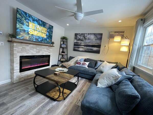 TV connectée, cheminée, écrans d'ordinateur