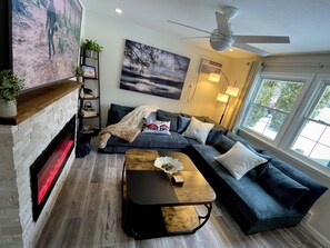 Smart TV, fireplace, computer monitors - Lakeside Retreat - Barry Lakes – Mtn Creek Ski - Wineries - Breweries (Highland Lakes)